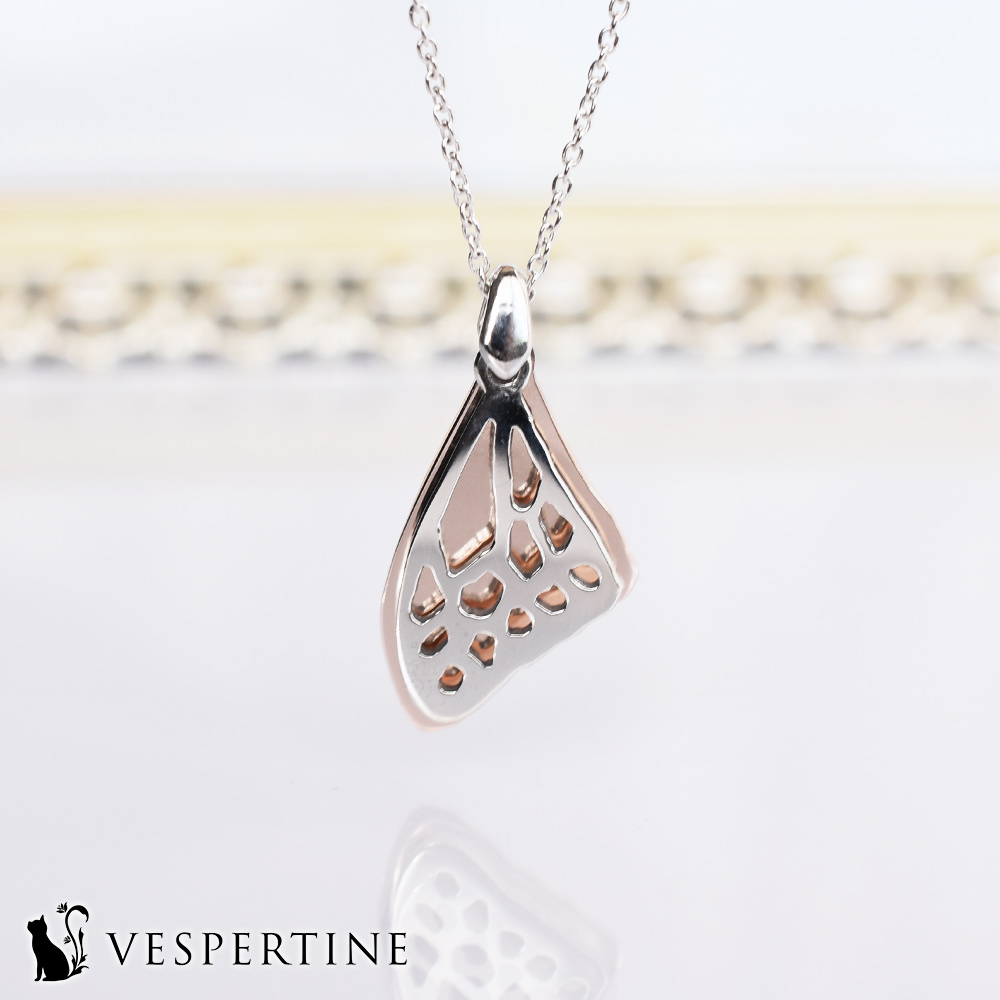 蝶の羽のネックレス